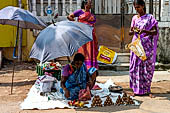 Street sellers, Old Thanjavur, Tamil Nadu. 